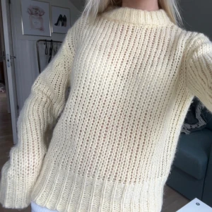 Ljusgul stickad tröja - Säljer en ljus gul stickad tröja med lite högre hals, den är inte alls nopprig utan i ett väldigt fint nästan oanvänt skick. Från b.young, storleken är S men skulle säga att den passar XS bättre💛 