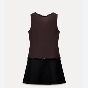 Mini klänning Zara - Snygg ärmlös klänning från Zara med brun överdel och svart, utsvängd kjol. Klänningen har en smal bälte i midjan som ger en markerad siluett. Perfekt för dig som gillar stilrena och trendiga plagg. Säljer den utan bältet, men med prislappen kvar💕
