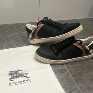 Burberry sneakers - Hej! Säljer nu mina as snygga burberry skor. Oerhört fina skor som passar till alla outfits. Skorna användes under våren och sommaren 2025. Skriv privat vid minsta lilla fundering!