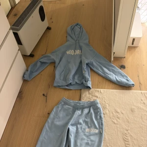baby blått hoodrich set  - settet är som nytt inga skador osv. storlek S i byxorna och XS i hoodien. köptes för 1000Kr   säljer för 400kr. kan mötas men bara i stockholm ‼️