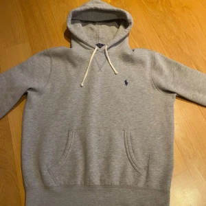 Ralph Lauren hoodie - Säljer en grå Ralph Lauren hoodie som är använd men tagit bra hand om, inga defekter eller hål (ser ny ut) säljer pga för liten, hör av er vid funderingar eller prisförslag!! Tveka inte 😃🤝