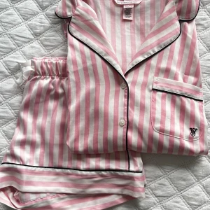Victoria secret pyjamas  - Victoria Secret Pyjamas (Nu fri frakt!) i storlek XS. Köptes på Victoria Secret butiken i London i december 2024. Lite defekt då den har spräckts i sömmen. Ingenting som syns eller är märkbart på då det är precis i nacken, och täcks utav nackkragen på baksidan. Köpte den för 1200kr 🩷