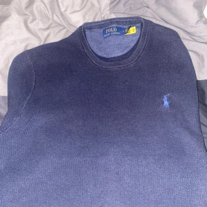 Stickad mörkblå Ralph Lauren tröja - Säljer en stickad mörkblå stickad tröja från Ralph Lauren, inga defekter eller hål (ser ny ut) pris pga att den är för liten, hör av er vid frågor!!! 😁👍