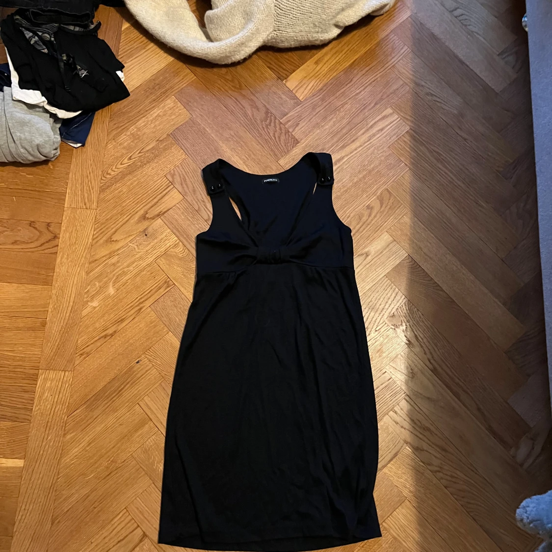 Svart ärmlös kortklänning med knytdetalj