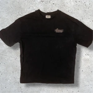 T-Shirt ”Rome” - Säljer denna svarta t-shirten från YourTurn med ”Rome” tryck. Tröjan är i stl S och kommer i utmärkt skick utan några som helst defekter. Skriv till mig vid intresse, pris kan diskuteras!