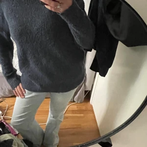 Stickad tröja - Mysig mörkblå stickad tröja med enkel design och rund hals. Tröjan har lång ärm och en loose passform som gör den perfekt att slänga på sig när det är kyligt ute. Passar lika bra till jeans som till mjukisbyxor.