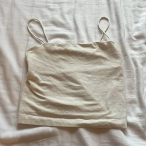 Tube top från Gina - En vit tube top/crop top från Gina tricot som köptes sommaren 2024. Den är i gott skick då den använts fåtal gånger. Pris kan diskuteras 💞