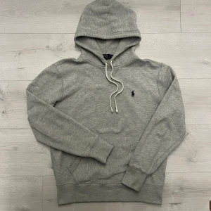 Ralph lauren hoodie - Hej! Säljer en Ralph lauren hoodie i strl S//tröjan är i fint sick men har en pytteliten fläck vid handleden men verkligen inget man märker av vid användning//modellen är 180 och väger ca 65kg, hade rekommenderat för dig som är 165-175 och väger 55-65kg. Funkar även längre, kortare, tyngre och lättare//fråga gärna! 🙌🤩