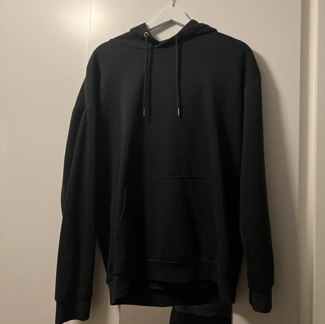 Svart hoodie