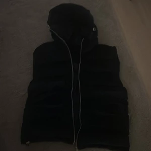 blå mocka väst - As fet mocka väst som är köpt nyligen. Aldrig använt den. Nypris 1399. Mitt pris är förhandlingsbart vid snabb affär.