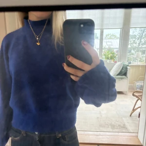 Stickad tröja från & Other Stories - Superfin mörkblå stickad polotröja från Other Stories i nyskick💓