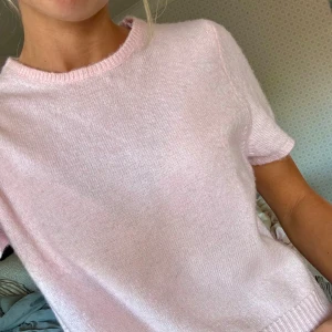 Stickad topp - Rosa stickad T-shirt i fint skick från H&M💓💞