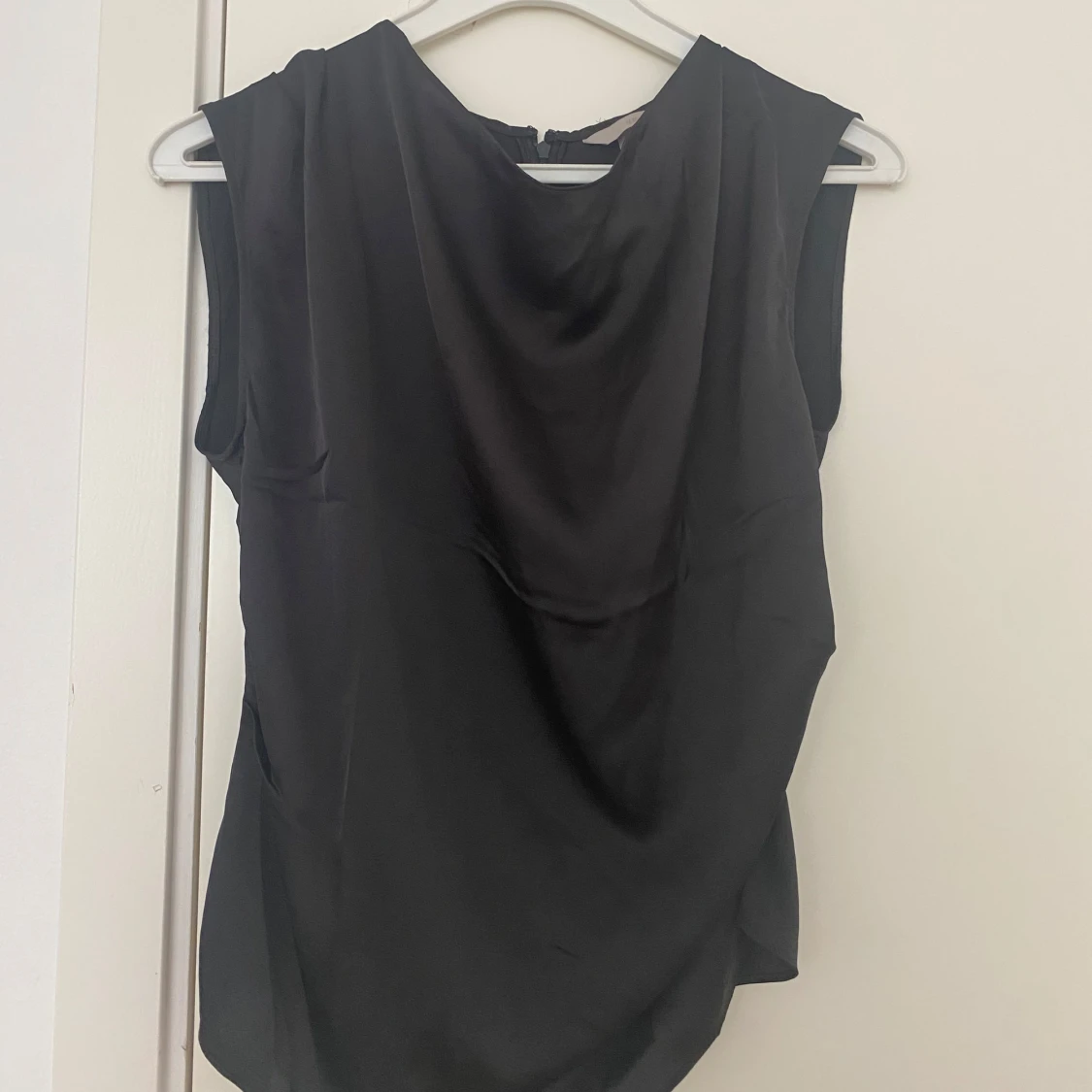 Svart ärmlös blus i satin - 1