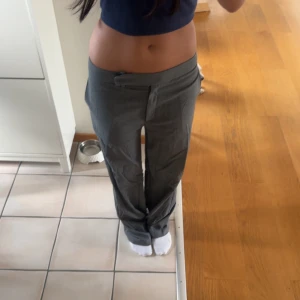 Grå wide kostymbyxor med mitten midja - Jag kommer inte ihåg var de är ifrån eftersom jag har klippt märket av, men jag har knappt använt dem.