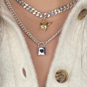 SÖKER Maria Nilsdotter halsband - SÖKER‼️‼️ båda dessa halsband från en tidigare kollektion från MN! ”Silver lockad necklace” & ”Tuvstarrs heart faceted necklace” 🌟