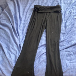 Svarta ribbade byxor från Shein - Svarta ribbade byxor från Shein med bred, vikt midja och utsvängda ben. Mjukt och stretchigt material som sitter skönt. Perfekta för en chill och avslappnad stil.