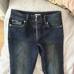 Sjukt snygga slutsålda jeans  - Snygga bootcut jeans från Weekday i mörkblå tvätt med lätt slitning på låren. De har tyvärr blivit förmå älskar dessa💞💞💞 de har lite slitningar längst ner men inget som märks. De har tydliga tecken på att de har vart för långa. Slitningar längst ner (skriv för bilder)
