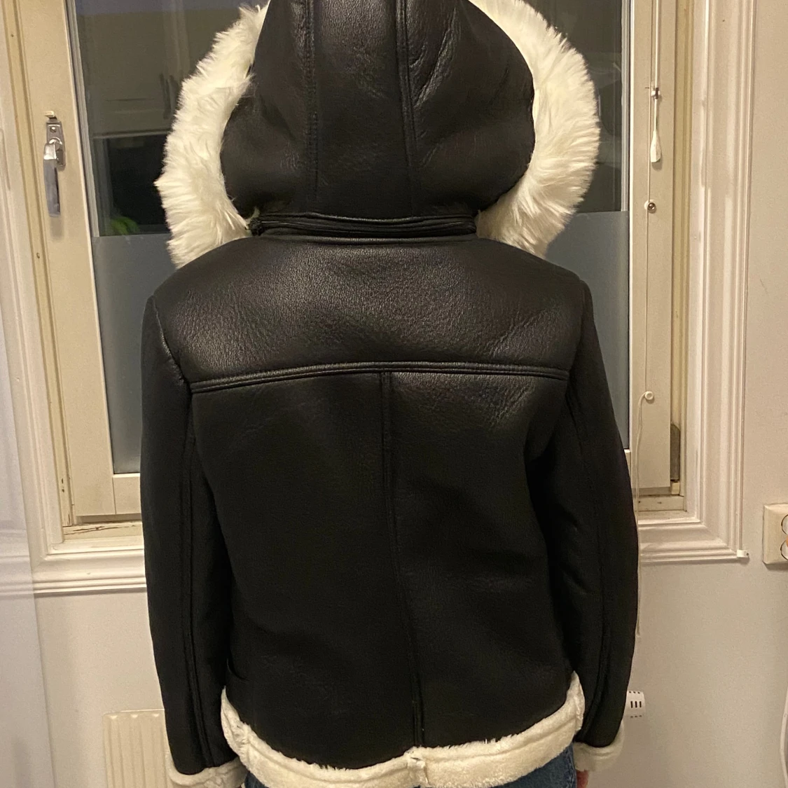 Svart skinn jacka med vit fuskpäls inuti - 4