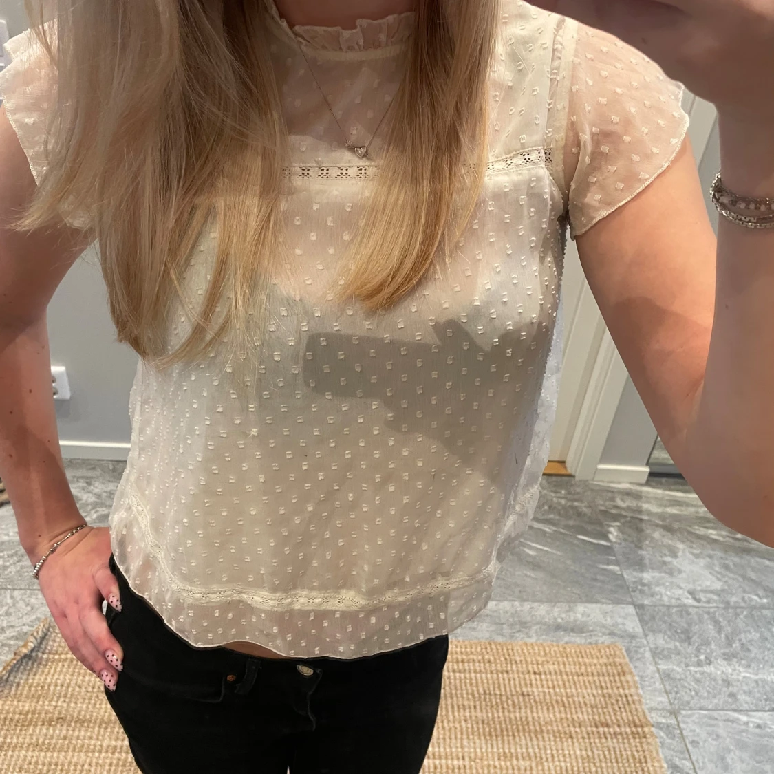 Vit blus med prickar