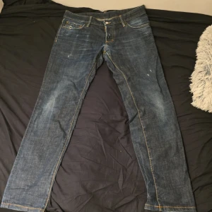 Slim jeans från Dsquared2 med leoparddetalj - Mörkblå slim fit jeans från Dsquared2 med snygga slitningar och kontrastsömmar. Bakfickan har en unik patch i leopardmönster som sticker ut. Klassisk femficksmodell i bomullsdenim, perfekt för dig som gillar street och designerjeans.