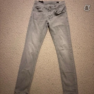 Dondup jeans  - Gråa dondup jeans i modellen George. Jeansen är knappt använda därav väldigt bra skick.