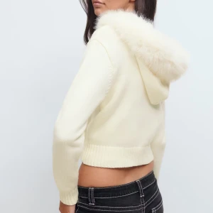 Vit croppad hoodie med fuskpäls - Superfin vit croppad hoodie med fluffig fuskpäls runt huvan. Helt ny