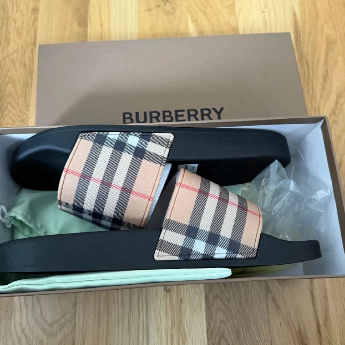 Burberry sandaler med klassiskt rutmönster