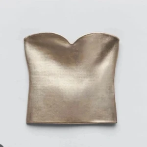 Guldig tubtopp från Zara - Guldig tubtopp från Zara. Använd endast en gång💖