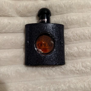 YSL Black Opium Eau de Parfum - YSL Black Opium 100ml, 50ml kvar. Djup, sexig, feminin doft 🖤Nypris 1300kr