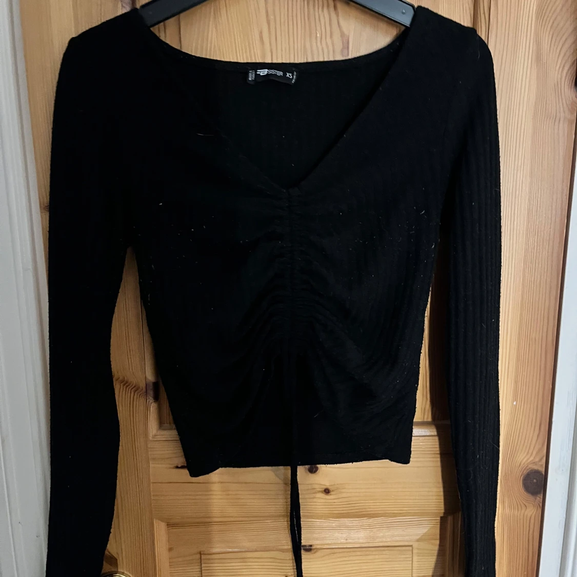 Svart ribbad croppad topp med snörning