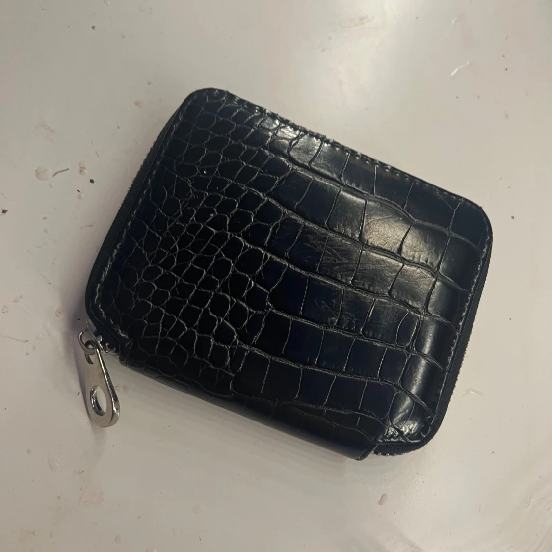 Svart plånbok i croco-mönstrat skinn