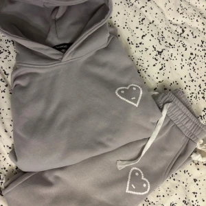 Carsicko Tracksuit - Säljer min Carsicko tracksuit i storlek S i tröja samt byxor! Använda men utan några defekter/fläckar mm. Lite oversized fit så passar M också! Pris kan diskuteras vid snabb affär!