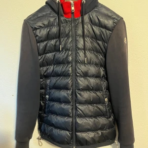 Moncler cardigan - Säljer denna mörkblåa moncler cardigan, som jag köpte från garmsmarket. Använt den en del men tagit bra hand om den, den är i hyfsat fint skick och passar storlek S och kanske till och med M. Hör av er om ni har fler frågor. Mvh