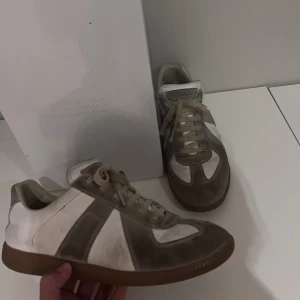 Maison Margiela  - Tjenare! Säljer nu dessa maison margiela skorna. Skorna är inte i det bästa skicket och skulle behöva en uppfräschning. Skorna är i storlek 43 men passar 42 ungefär. Jag köpte dom av min kompis innan sommaren och använde dom hela sommaren typ. kan tyvärr inte garantera att skorna är äkta eftersom att jag inte har något bevis på det men allt ser äkta ut. Priset är fast så kom inte med skambud!Box ✅dustbag ✅skor ✅. Har du några frågor tveka inte på att höra av dig // swe clothes 