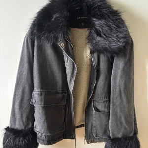 Svart jeansjacka med fuskpäls❤️❤️ - Säljer min älskade älskade jacka från boohoo som alltid varit min go to till utgångar, så så snygg😍😍😍storleken är 42 MEN sitter som en S/M!!! (Jag är 163)