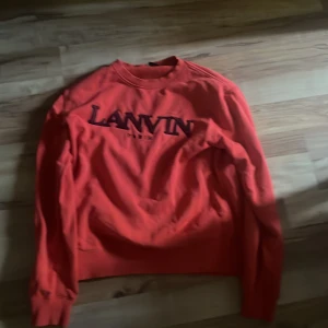 Röd sweatshirt från Lanvin Paris - Köpt i panik inför en kräftskiva för några år sedan köpt på illum i Köpenhamn nypris 7500 kvitto går nog att luska fram pris är inte hugget i sten 