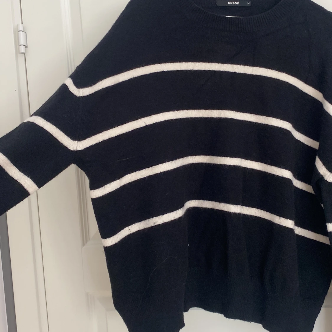 Svartvit randig stickad tröja Bik Bok - 1