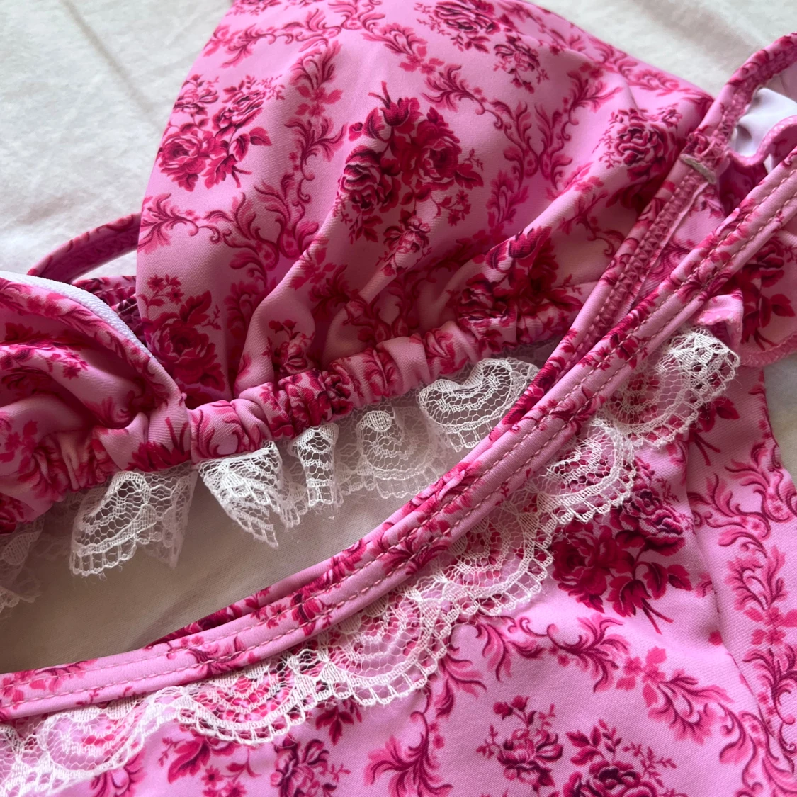 Rosa blommig bikini med spets och volang - 1