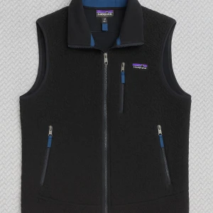 Marinblå fleeceväst från Patagonia - Marinblå  fleeceväst från Patagonia i storlek S. Hör av er vid frågor och funderingar. Kan förhandla om pris vid snabb affär