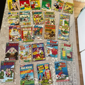 Samling av klassiska serietidningar: Kalle Anka, Knasen, Fridolf, Åsa-Nisse m.fl. - Upptäck 25 stycken färgstark samling serietidningar med favoriter som Kalle Anka, Knasen, Fridolf, Åsa-Nisse, Tom & Jerry, Tarzan och 91:an. Perfekt för dig som gillar humor, äventyr och nostalgi! Passar både unga och unga vuxna som vill ha kul och läsa klassiska berättelser.