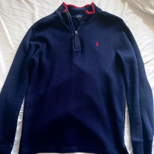  Polo Ralph Lauren halfzip - Ralp lauren halfzip väldigt fräsch och sitter bra den är storlek 14-16 barn så de motsvarar s i vuxenstorlek hör av er vid frågor.
