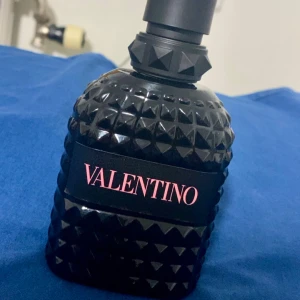Valentino Uomo Born In Roma EdT - Valentino Uomo Born In Roma Eau de Toilette, 100 ml. En ikonisk doft i snygg flaska, perfekt för dig som vill sticka ut med stil. Passar dig som gillar exklusiva och trendiga parfymer. Priset går att diskuteras
