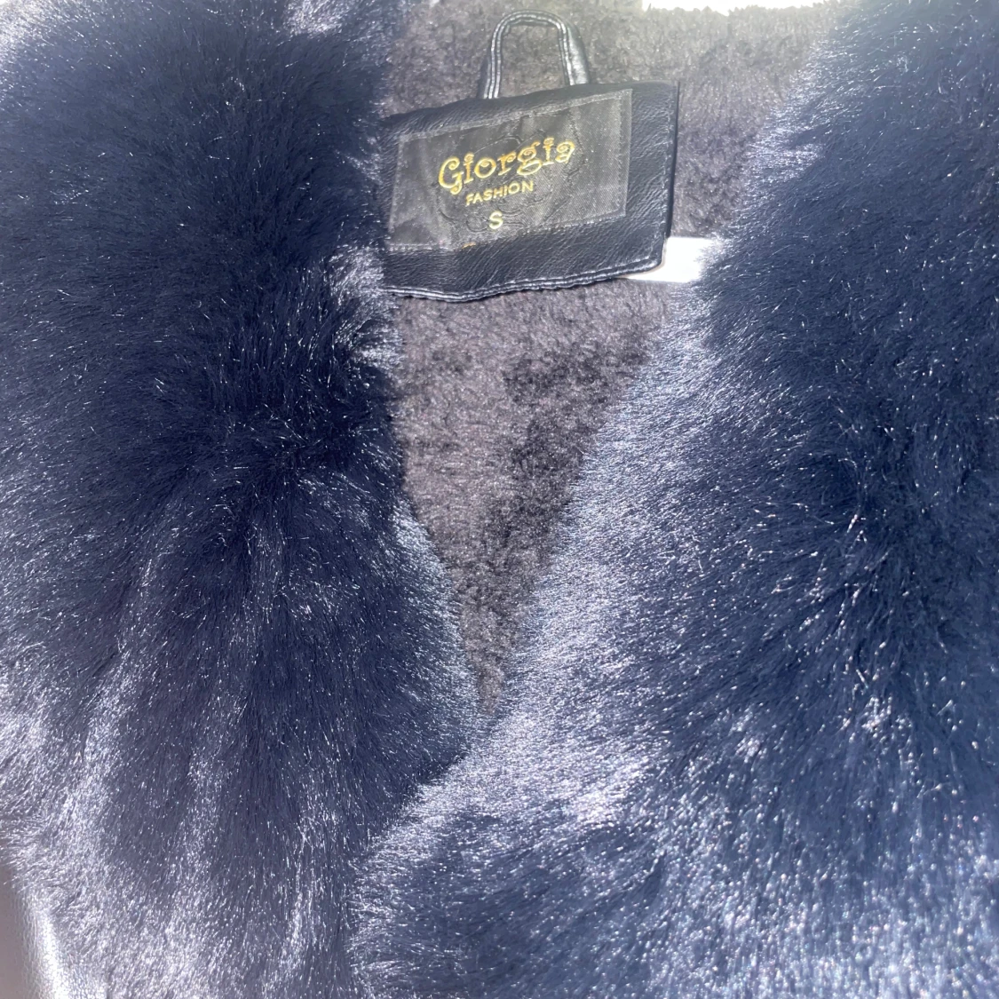 Svart pälsjacka från Giorgia Fashion