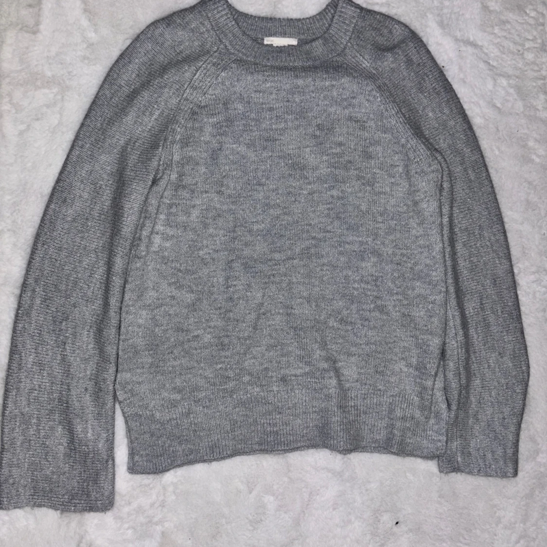 Grå stickad tröja med rund hals