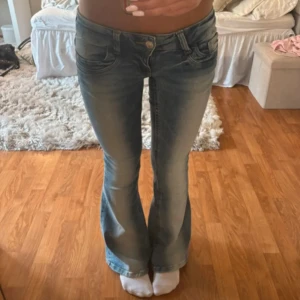 Jätte lågmidjade jeans!! - Säljer ett par snygga blå jeans med bootcut och låg midja. Jeansen har en klassisk tvätt med ljusare partier framtill och sitter tajt upptill med utsvängda ben. Perfekta för dig som gillar en retro vibe och vill ha ett par jeans som sticker ut. Använda fåtal gånger, är i mycket bra skick, lånad bild❤️storlek S