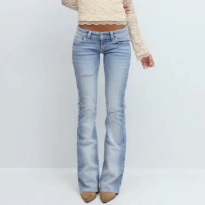 Ljusblå bootcut jeans från Gina young - Jag säljer dessa helt oanvända  bootcut jeans från Gina, dom är slutsålda på hemsidan och helt nya med prislappen kvar💕