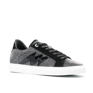 Slutsålda Zadig & Voltaire skor - Supersnygga Zadig & Voltaire skor i modellen ”La Flash Sparkle Sneakers”. Endast använda ett fåtal gånger. Skorna är i näst intill nyskick (endast lite smuts på sulorna, det värsta smutset syns på bild 3). Nypris är 3500 och skorna säljs inte längre. Dustbag tillkommer. Storlek 38. 🩷