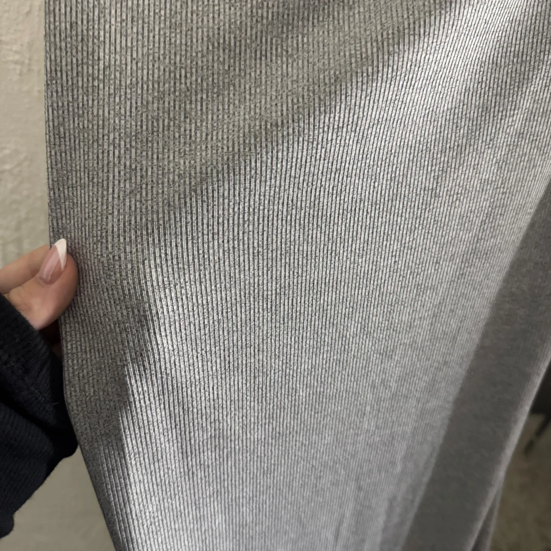 Grå ribbad långklänning med smala axelband - 1