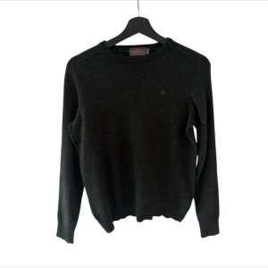 Mörkgrön stickad tröja Morris - Stickad tröja från Morris. Storlek S men sitter snarare som XS. Hör gärna av vid fler funderingar.