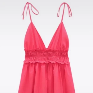 Rosa kort klänning🩷 - Supersöt rosa kort klänning med smala axelband🩷 